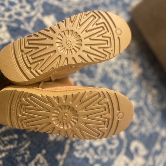 boots with bow - Picture 5 of 5